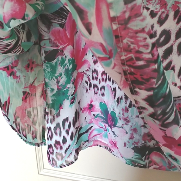 GUC Jennifer Lopez Size 1X Colourful Light Weight Fly Away Back Top - Picture 6 of 11